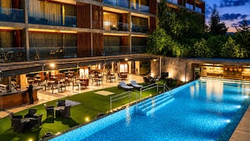 2 piscinas externas, funciona das 7h30 às 20h, guarda-sóis