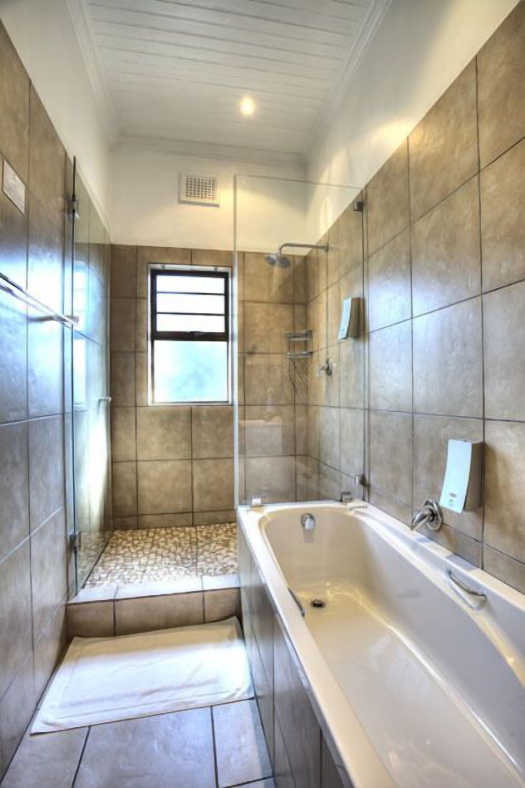 Standard Apartment, 2 Bedrooms (Upstairs) | Bathroom | Separate tub and shower, free toiletries, hair dryer