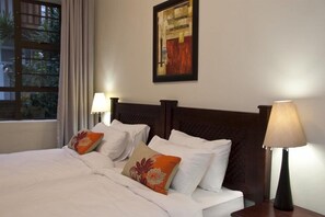 Cofres nos quartos, escrivaninha, cortinas blackout