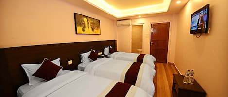 Chambre triple Deluxe | DĂ©cor unique, ameublement unique, bureau, systĂšme dâinsonorisation