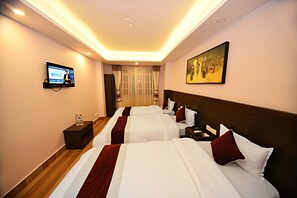 Deluxe-Dreibettzimmer | Individuell dekoriert, individuell eingerichtet, Schreibtisch