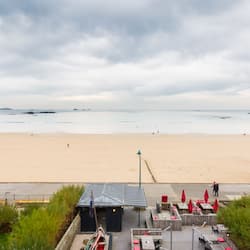 Sulla spiaggia, sabbia bianca