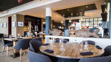 Serveert ontbijt, lunch, diner, lokale gerechten