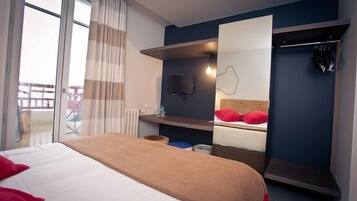 Standaard tweepersoonskamer, terras, uitzicht op zee | Een kluis op de kamer, een bureau, verduisterende gordijnen