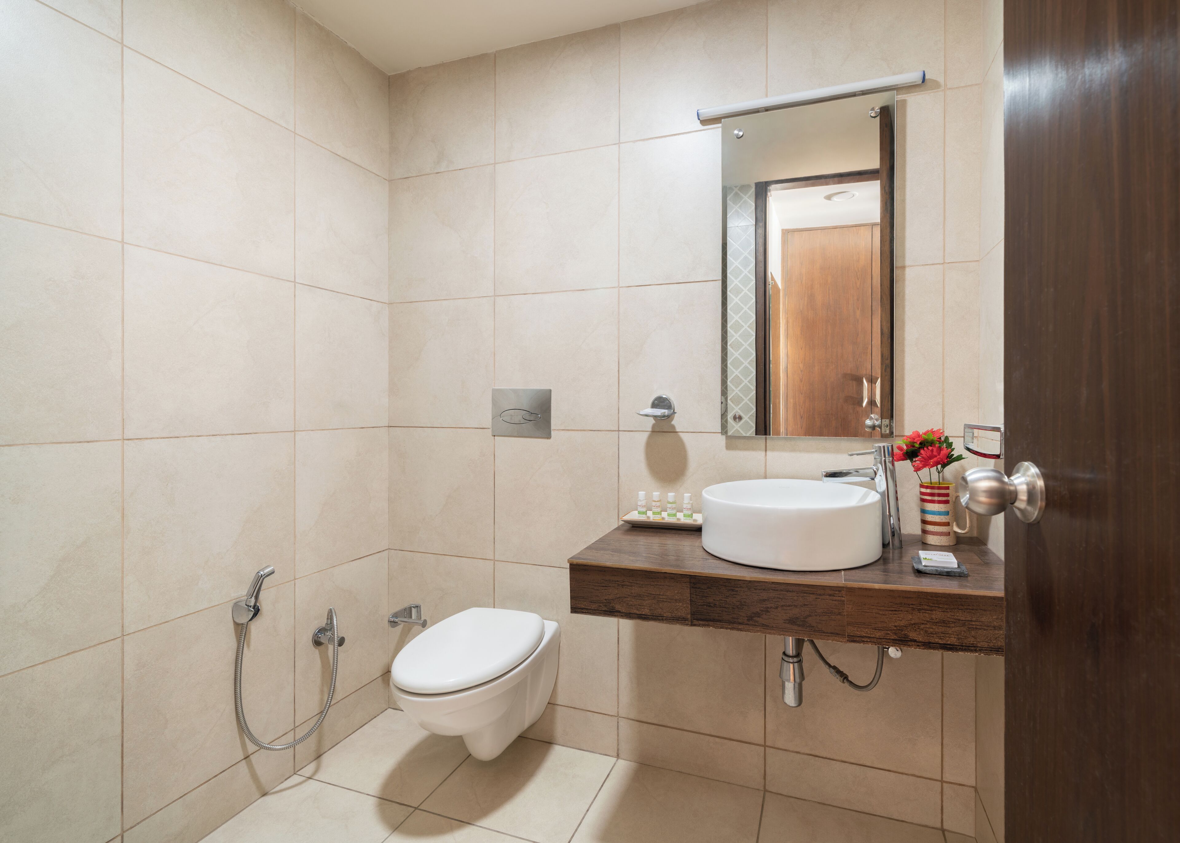 Une salle de bain moderne équipée de toilettes, d’un lavabo et d’une douche.