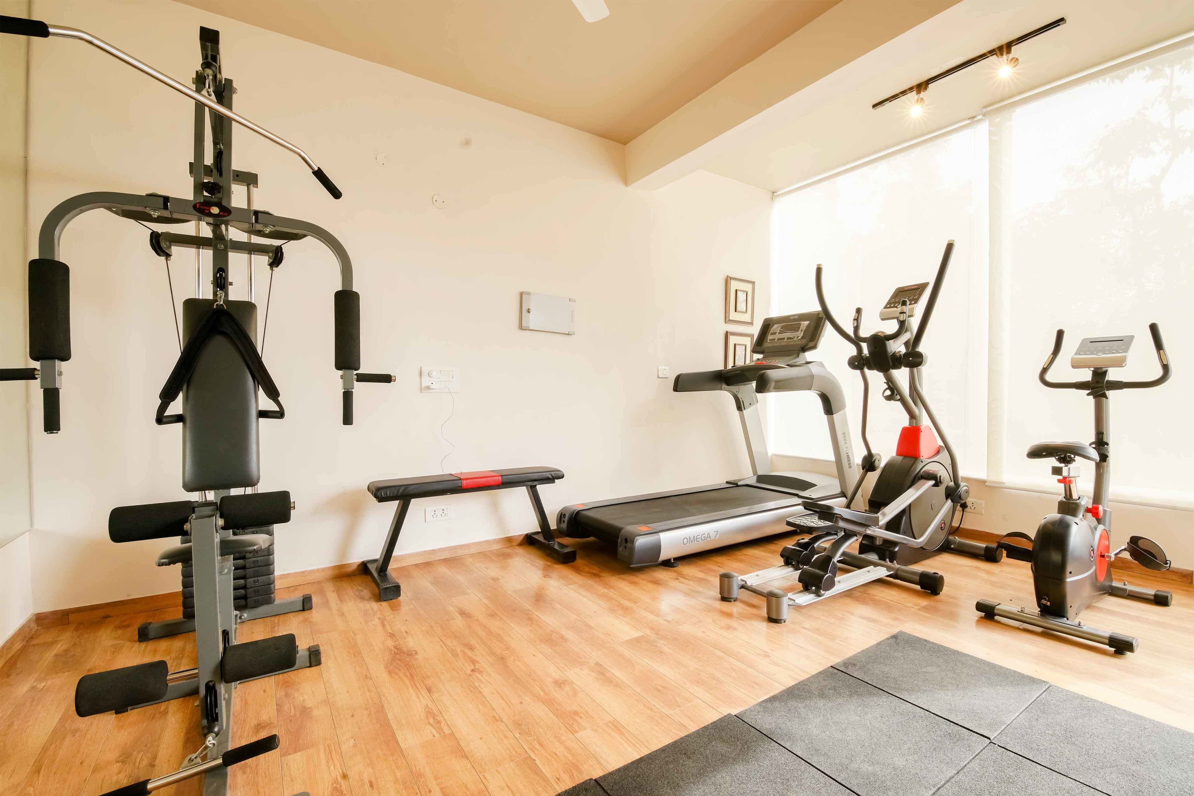 Ein Fitnessraum mit Laufband, Crosstrainer und Kraftmaschine.