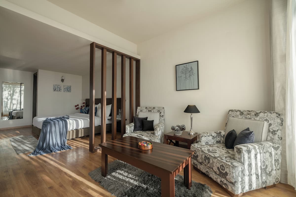 Super Deluxe Room | 2 makuuhuonetta, minibaari, tallelokero huoneessa, työpöytä