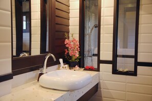 White Lotus Room | Bathroom