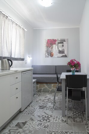 Superior Quadruple Room, Balcony, Sea Facing | Living area | Flat-screen TV - Byron Apartments (Kos)