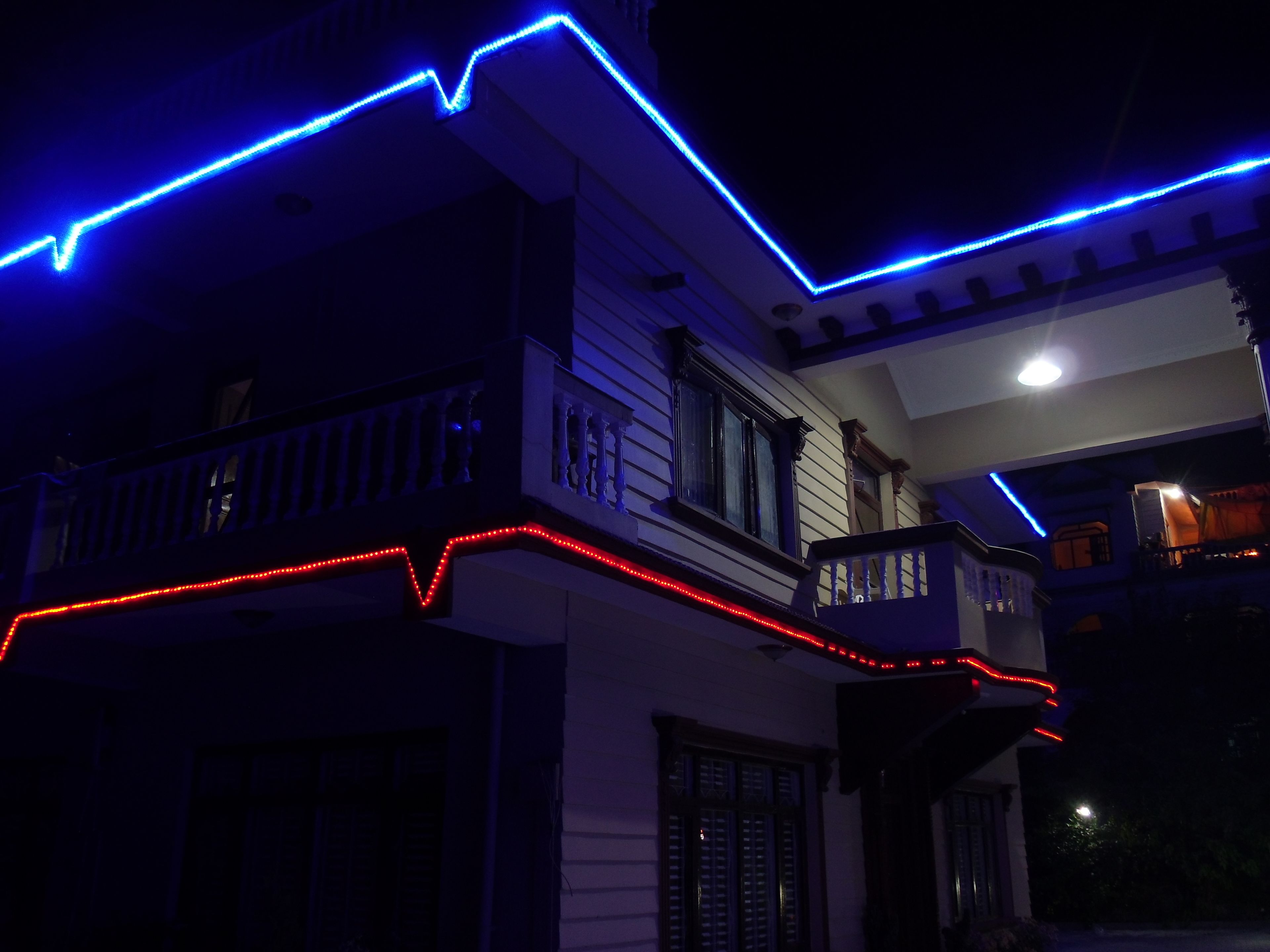 Fachada de la propiedad por la tarde o noche
