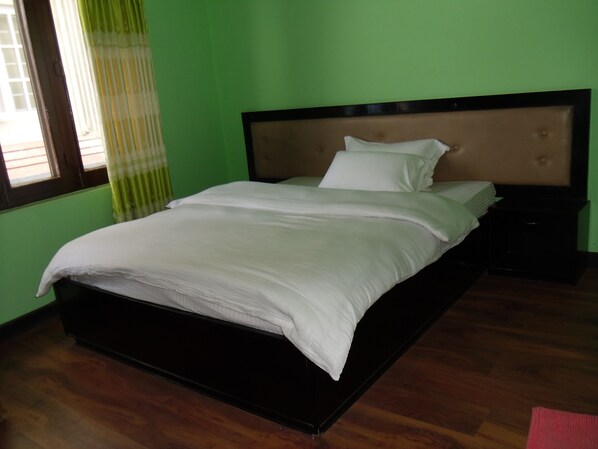 Habitación doble estándar | Escritorio, tabla de planchar con plancha y wifi gratis 