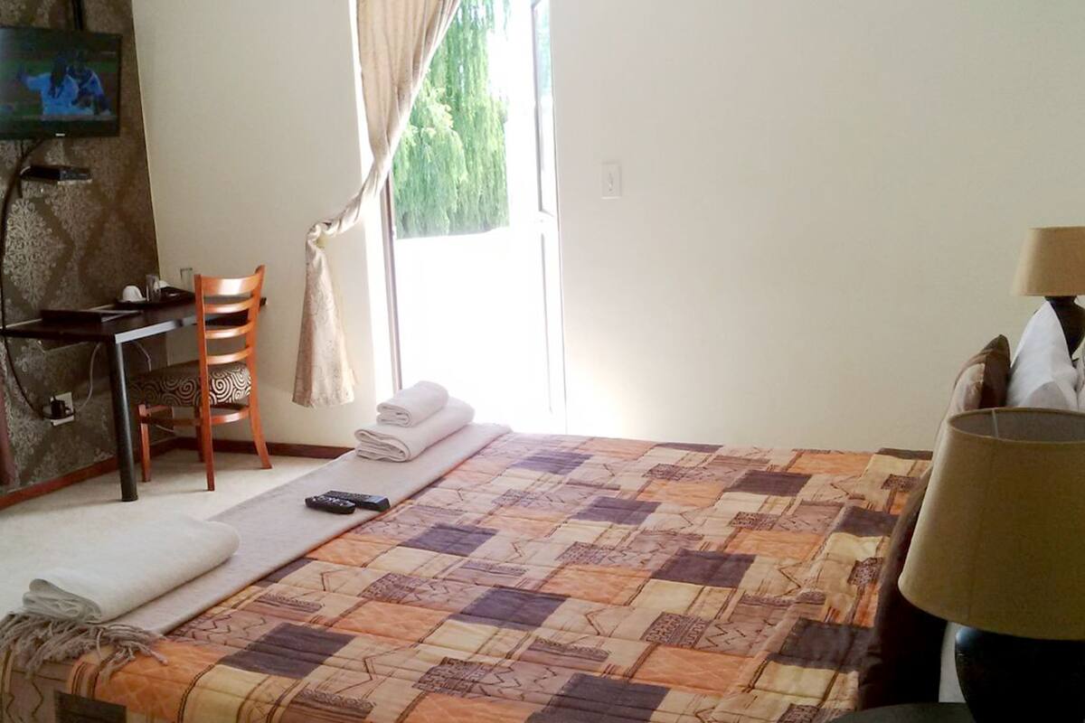 King room with balcony 11 | Premium bedding, desk, iron/ironing board, free WiFi