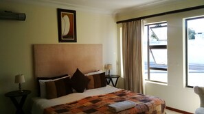 Queen Room 10 | Premium bedding, desk, iron/ironing board, free WiFi