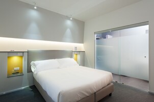 双人房或双床房 | 羽绒被、迷你吧、客房内保险箱、办公桌