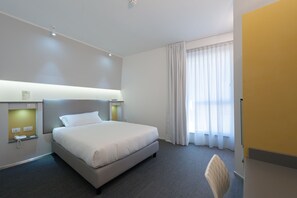 羽绒被、迷你吧、客房内保险箱、办公桌