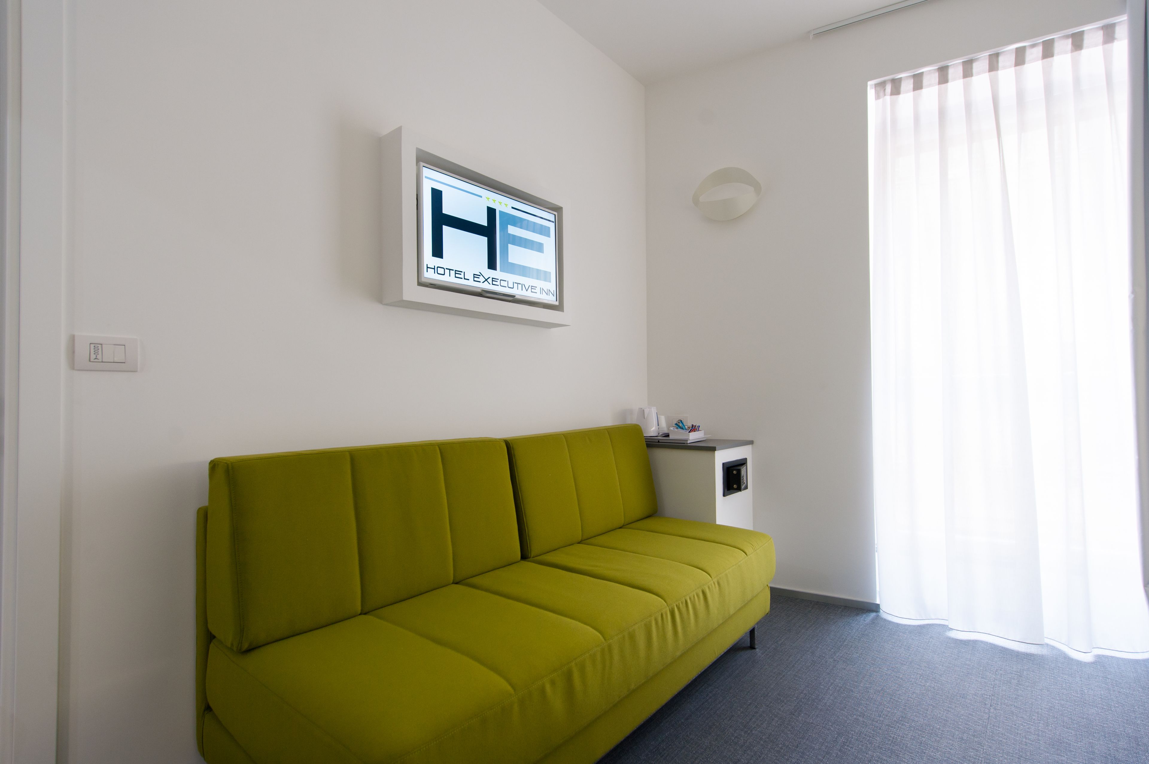 deluxe double room | living area | flat-screen tv
