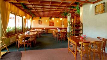 Melayani sarapan, makan siang, makan malam; sajian masakan daerah