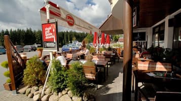 Petit-déjeuner, déjeuner et dîner servis sur place