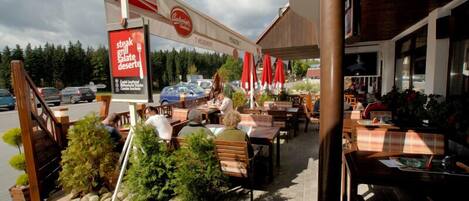 Der serveres morgenmad, frokost, aftensmad og regionale retter