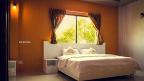 Une chambre à coucher avec un lit, des tables de chevet et une fenêtre avec des rideaux.
