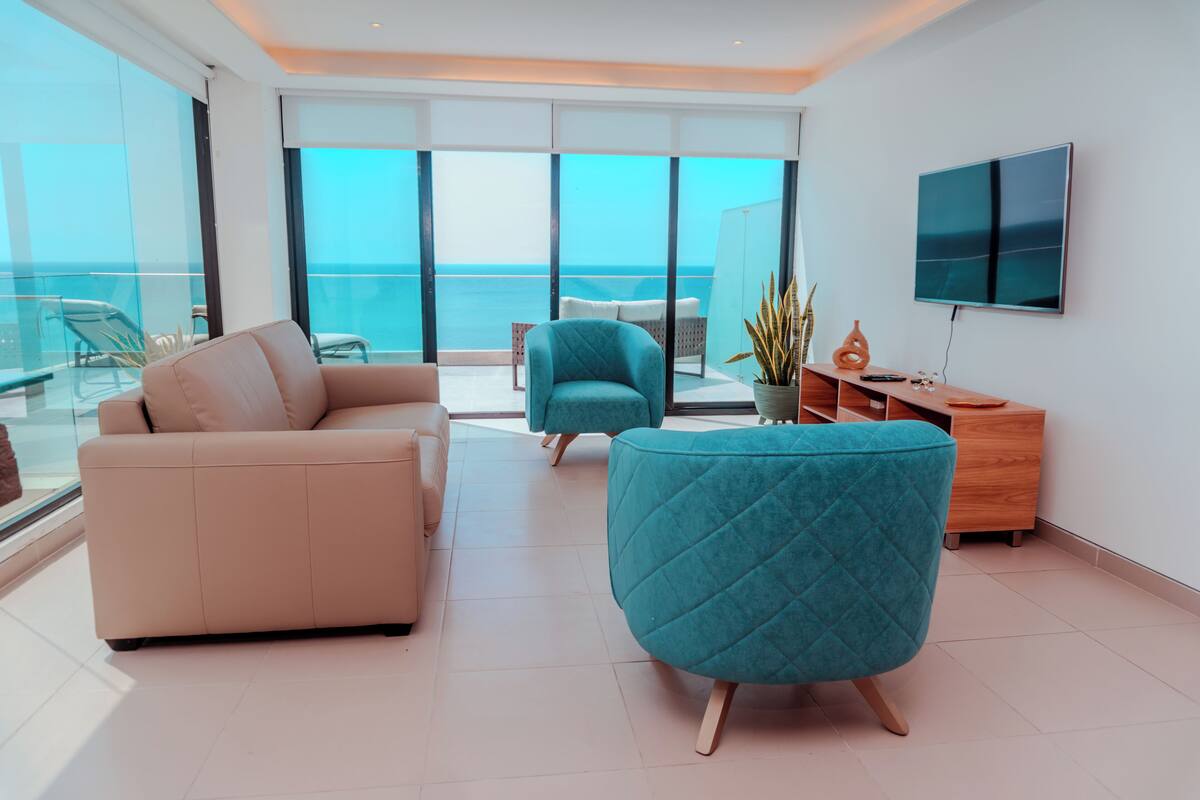 Appartement Classique, 3 chambres, vue mer | Coin séjour | Télévision à écran plat de 43 pouces avec chaînes numériques