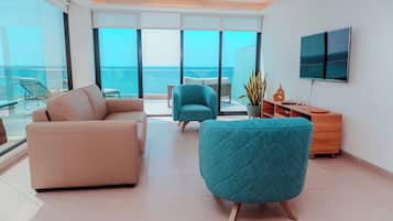 Classic-Apartment, 3 Schlafzimmer, Meerblick | Wohnbereich | 43-Zoll-Flachbildfernseher mit Digitalempfang