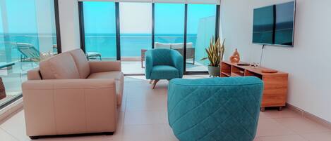Departamento clásico, 3 habitaciones, vista al mar | Área de sala de estar | Televisión de pantalla plana de 43 pulgadas con canales digitales
