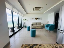 经典公寓, 海景 | 起居区 | 43-英寸纯平电视（配备数码频道）