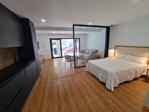 1 habitación, tabla de planchar con plancha, wifi y ropa de cama 