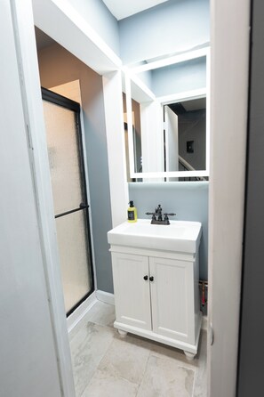 Douche, serviettes fournies, savon, shampoing