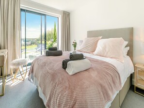 5 bedrooms, free WiFi, bed sheets