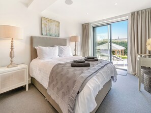 5 bedrooms, free WiFi, bed sheets