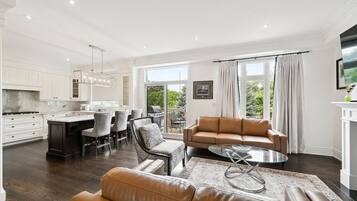 Téléviseur, foyer, bureau