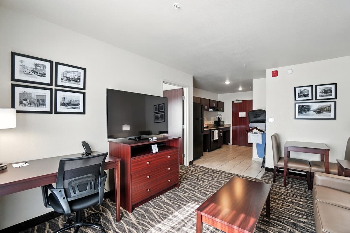 Desk, laptop workspace, iron/ironing board, free WiFi