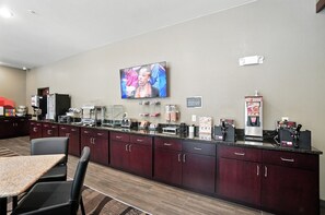 Free daily self-service breakfast  - Cobblestone Hotel & Suites-Bellefontaine (Bellefontaine)