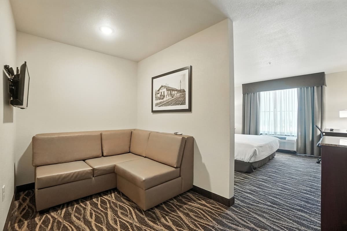 Desk, laptop workspace, iron/ironing board, free WiFi