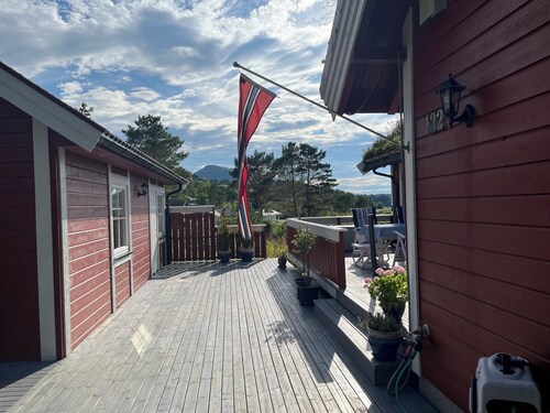 Stor Hytte med Praktfull Havutsikt