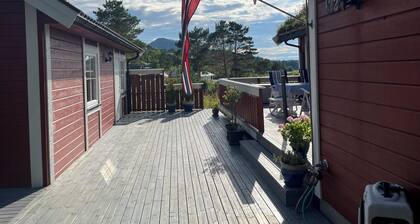 Stor Hytte med Praktfull Havutsikt