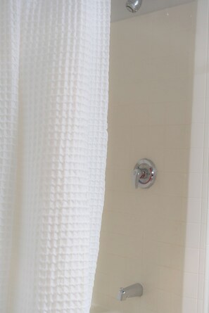 Shower, towels, soap, shampoo - Cozy studio in downtown (Portland)