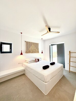 3 bedrooms, in-room safe, iron/ironing board, travel cot