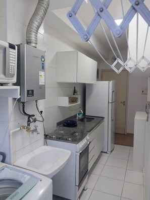 Geladeira, micro-ondas, fogão, cooktop