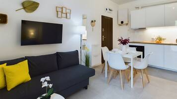 Microwave, cookware/dishes/utensils