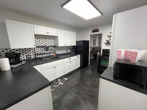 Micro-ondes, four, plaque de cuisson