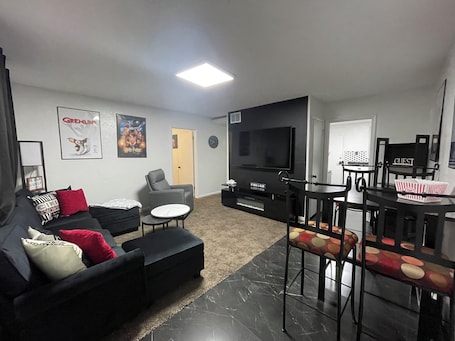 Smart TV. Reel Cozy Nights
No Cleaning Fee!