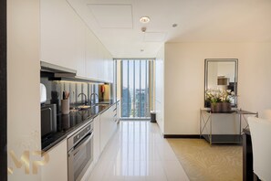 Departamento Confort, balcón, vista a la ciudad | Cocina privada | Refrigerador, microondas, horno y parrilla de estufa 