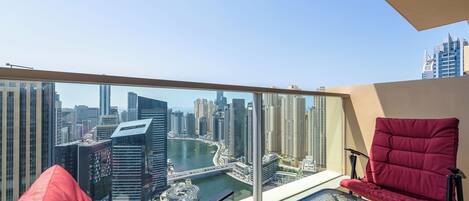 Apartemen Comfort, balkon, pemandangan kota | Balkon