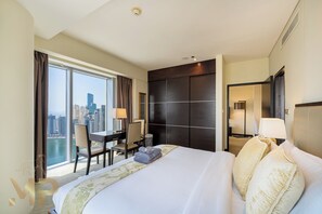 Comfort appartement, balkon, uitzicht op de stad | 1 slaapkamer, een bureau, een strijkplank/strijkijzer, gratis wifi