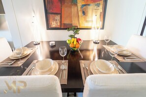 Comfort appartement, balkon, uitzicht op de stad | Dineerruimte