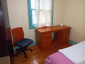 Standard Double Room, Courtyard View | Desk, laptop workspace, soundproofing, iron/ironing board - Best in Abbotsford  (Abbotsford)