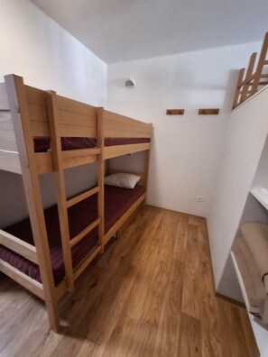 2 bedrooms, WiFi, bed sheets
